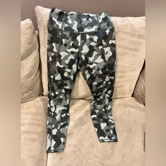 EUC Athleta lightning camo 7/8 tight, NWOT - Picture 3 of 5